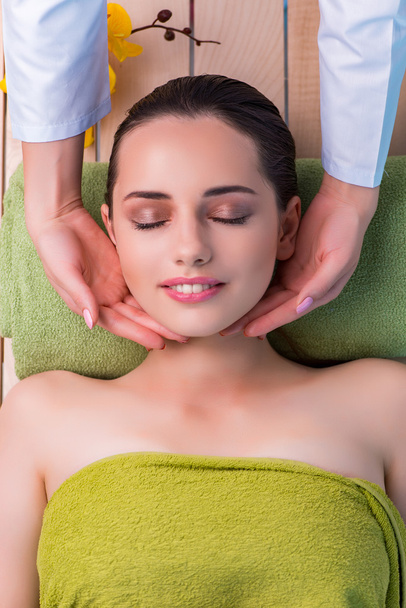 Jeune femme pendant la séance de massage
 - Photo, image
