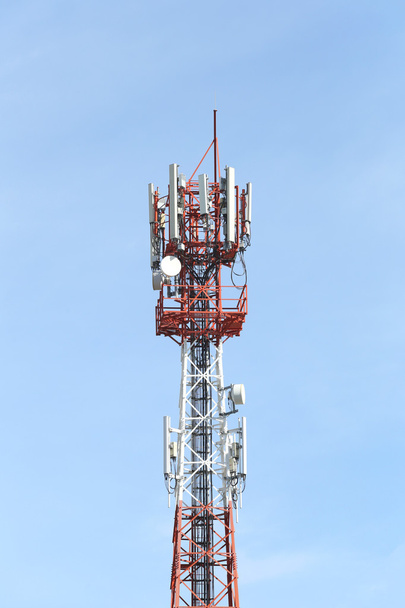 Antenne pour les communications téléphoniques dans le ciel lumineux jour heure
. - Photo, image