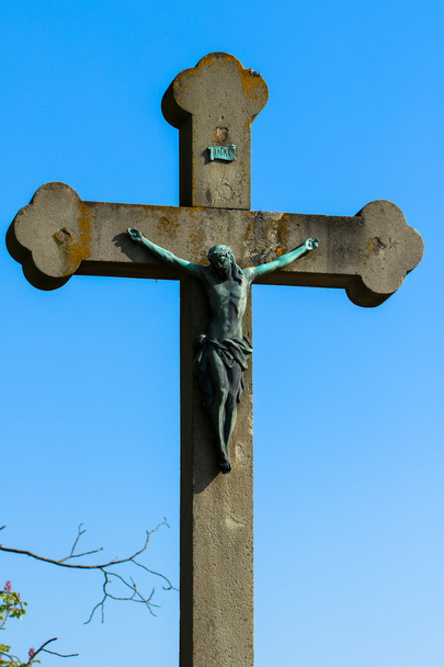 Cruz de pedra de jesus cristã com céu azul - Foto, Imagem
