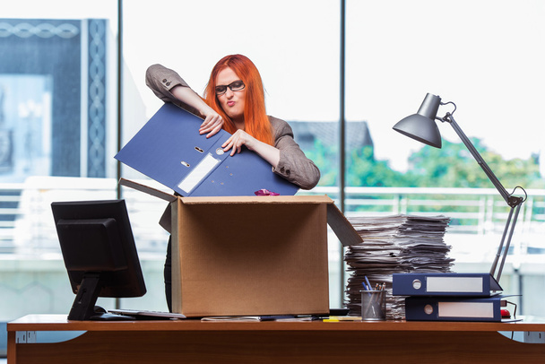 Vörös fej nő költözött új office csomagolás s holmiját - Fotó, kép