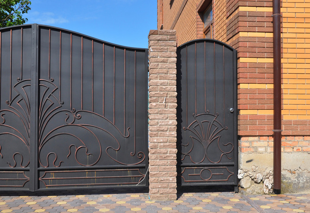 Close up sull'installazione di recinzione in metallo con porta e cancello
 - Foto, immagini