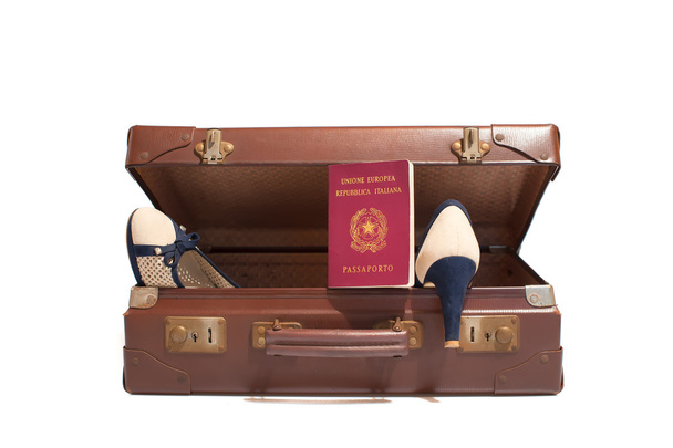 Vintage bőrönd útlevél és cipő - Fotó, kép