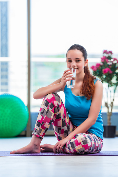 junge Frau trinkt Wasser in Fitnessstudio Gesundheitskonzept - Foto, Bild
