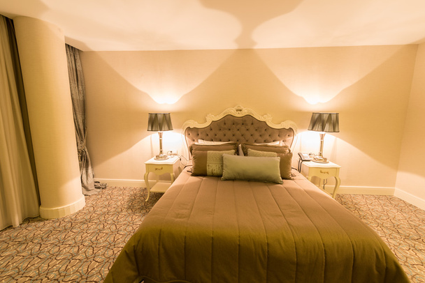 Nowoczesny hotel Pokój z dużym łóżkiem - Zdjęcie, obraz