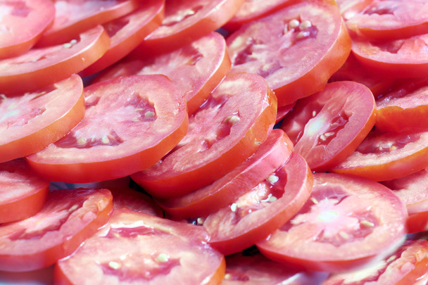 trozos de tomate maduro
 - Foto, Imagen