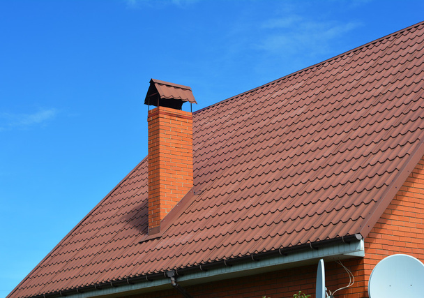 Kovové House zastřešení. Kovové střechy je střešní systém, vyrobený z kovových kusů nebo dlaždice. - Fotografie, Obrázek