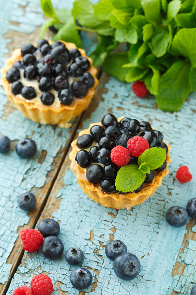 Cupcake with fresh blueberry and raspberry - 写真・画像
