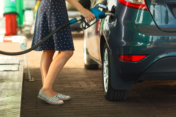 Femme remplit l'essence dans sa voiture
 - Photo, image