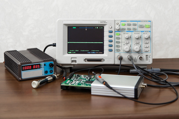 osiloskop kontrol elektronik sinyalleri için - Fotoğraf, Görsel