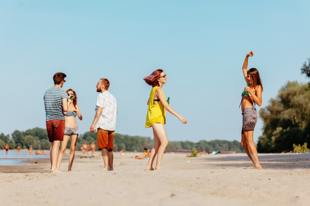 Hipster vrienden op het strand - Foto, afbeelding