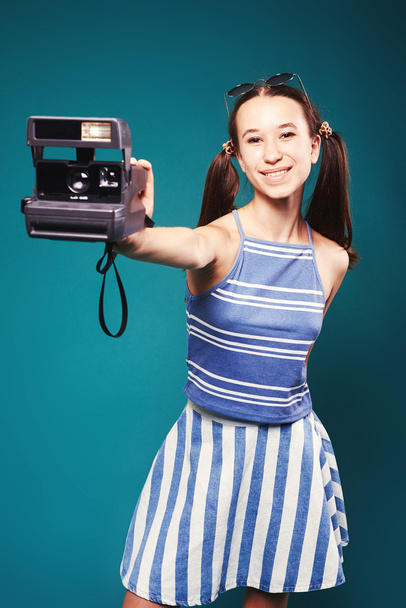 portrait of a beautiful girl with the camera - Foto, imagen