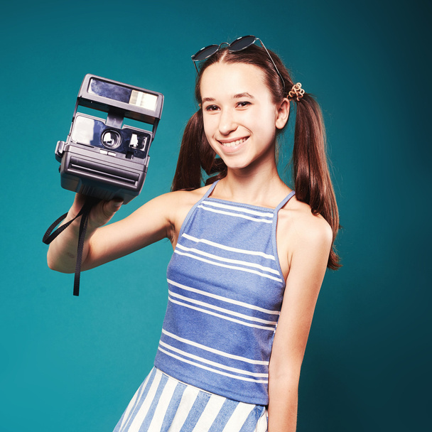 Girl with retro camera - Foto, afbeelding