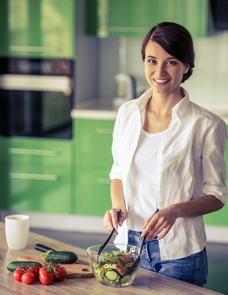Красивая девушка на кухне
 - Фото, изображение