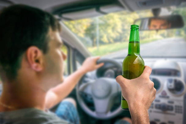 Ongericht man met alcohol in auto - Foto, afbeelding