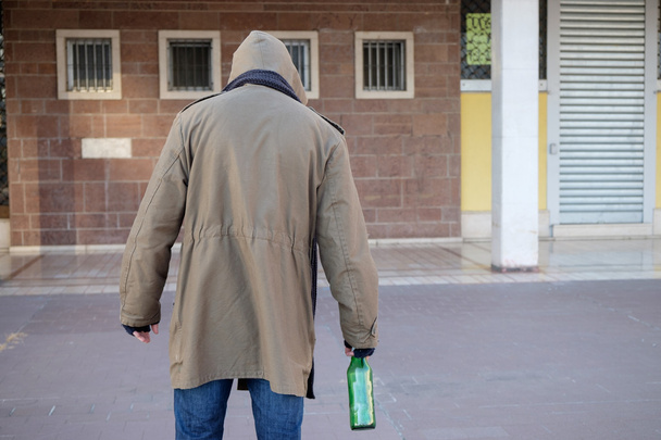 Dakloze dronken en alcohol verslaafd wandelen alleen - Foto, afbeelding