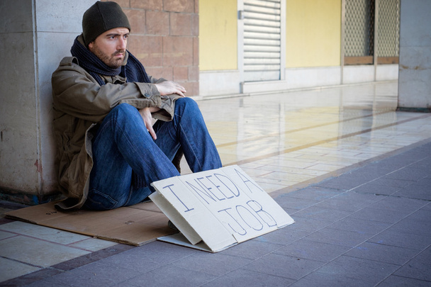 Dakloze liggen op straat alleen  - Foto, afbeelding