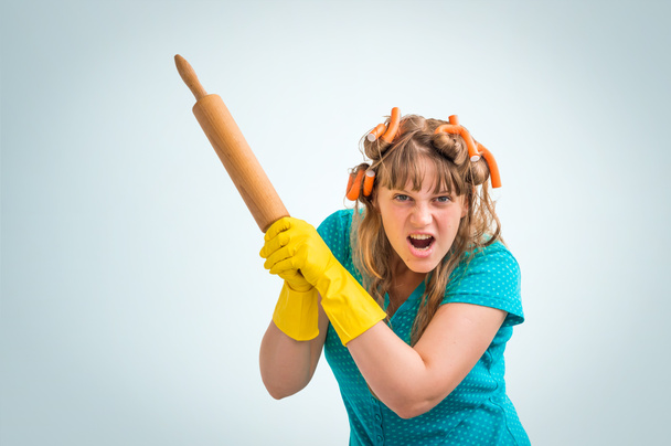 Femme au foyer folle et folle avec rouleau de cuisine
 - Photo, image