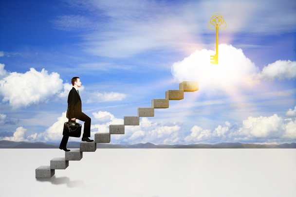 Концепция успеха с бизнесменом, взбирающимся по лестнице к абстрактному освещаемому ключу на облаке. Небесный фон
 - Фото, изображение