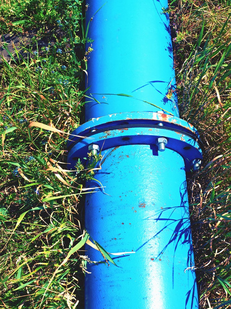 Reparierte Wasserleitungen mit blauen Flanschen und Schrauben  - Foto, Bild