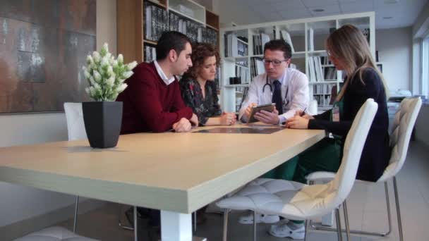 Orvos orvosi diagnosztikai pár bemutató elektronikus tabletta - Felvétel, videó