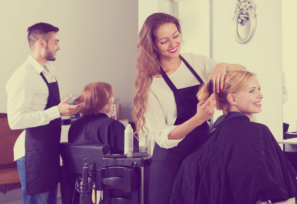 woman in the barbershop - Foto, Bild