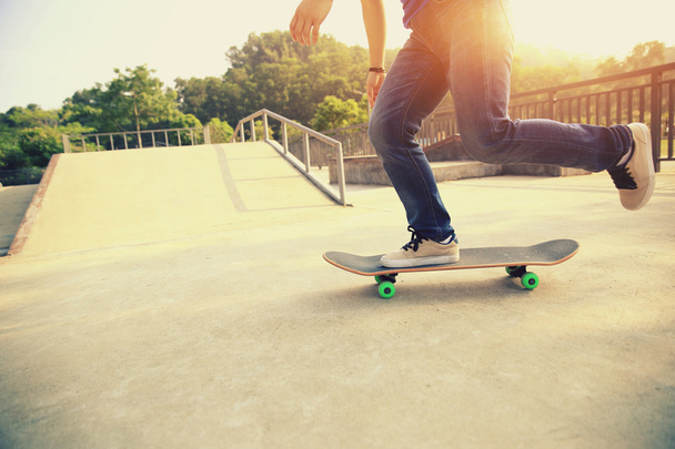 skateboarder's legs skateboarding - Zdjęcie, obraz
