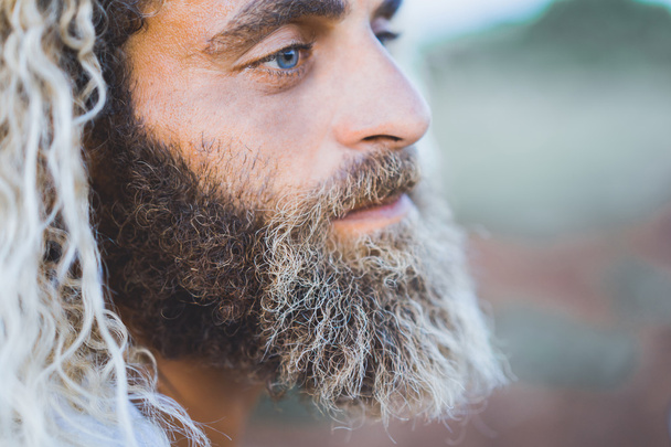 Acımasız sakallı adam açık portre - Fotoğraf, Görsel