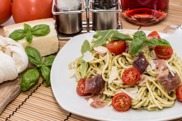 Plate with Spaghetti and ingredients - Fotoğraf, Görsel