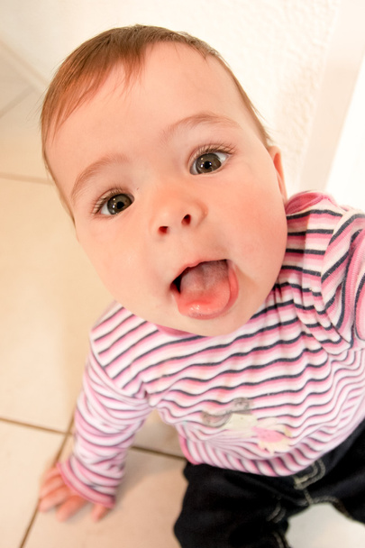 Αστείο μωρό δείχνει γλώσσα - Φωτογραφία, εικόνα