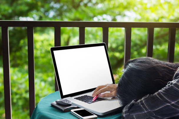 donne stanche o esauste e sonnecchiare sul tavolo con il computer portatile
 - Foto, immagini