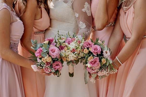 Flores de casamento na mão a noiva e as suas damas de honra. Um banquete f
 - Foto, Imagem