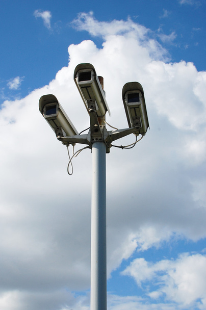 Überwachungskamera und Stadtvideo gegen blauen Himmel, Überwachungskameras - Foto, Bild