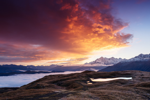 Paisaje de montaña con un hermoso amanecer
 - Foto, imagen