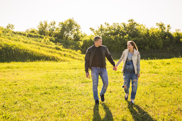 pár se drží ruce chůzi v podzimní krajině - Fotografie, Obrázek