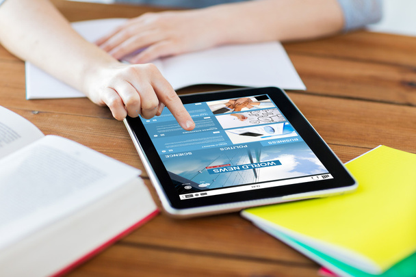 close-up de estudante com tablet pc e notebook
 - Foto, Imagem