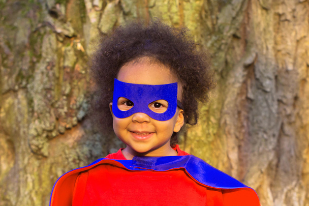 Чорна дитина в костюмі супергероя
.  - Фото, зображення