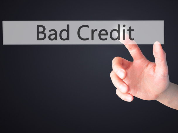 schlechte Kreditwürdigkeit - Hand auf Knopfdruck auf verschwommenem Hintergrundbild - Foto, Bild
