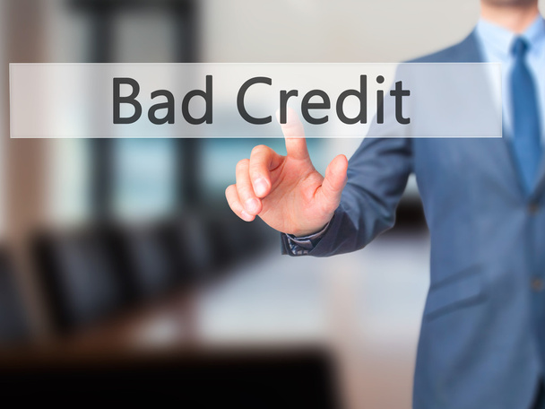 Bad Credit - Empresario pulsar el botón de mano en la pantalla táctil en
 - Foto, Imagen
