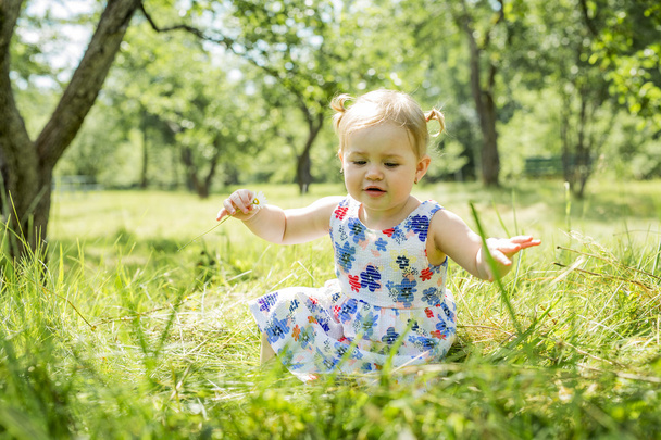Petite fille dans le parc forestier
 - Photo, image