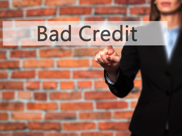 Špatné úvěry - podnikatelka ručně stisknutím tlačítka na dotykové obrazovce  - Fotografie, Obrázek