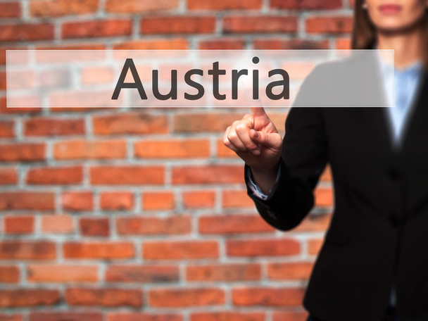 Ausztria - üzletasszony nyomja a kezét gomb-on érint képernyő int - Fotó, kép