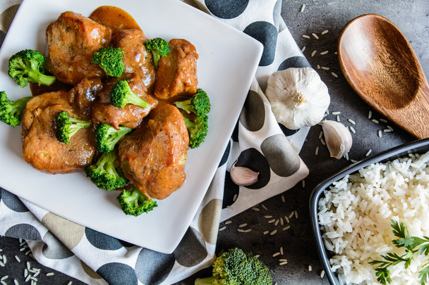 Dušené vepřové maso s balsamikovým octem a restovanou brokolicí a rýží - Fotografie, Obrázek