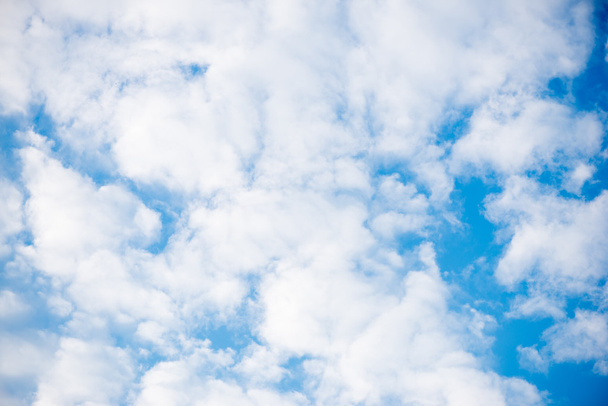 Blauwe lucht en witte wolken - Foto, afbeelding