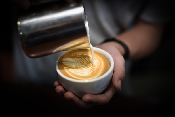 how to make coffee latte art - 写真・画像