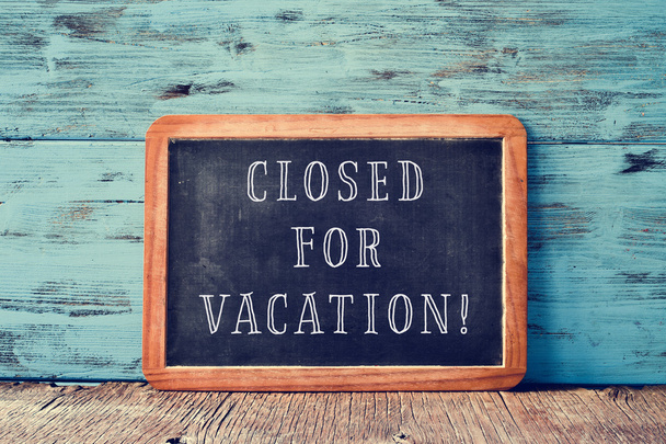 tekst gesloten voor vakantie in een schoolbord - Foto, afbeelding