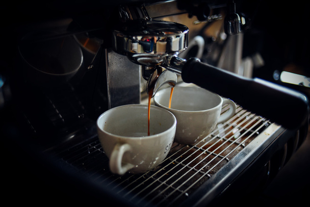koffie latte kunst in koffie shop vintage kleurtoon - Foto, afbeelding