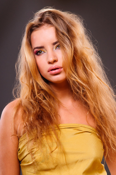 όμορφη γυναίκα με όγκο και λαμπερά μαλλιά σγουρά στυλ, φωτεινά χείλη make-up - Φωτογραφία, εικόνα