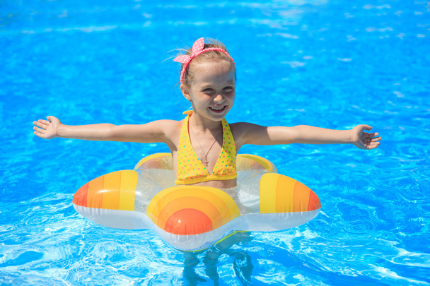 glückliches kleines Mädchen im Pool. Urlaub - Foto, Bild