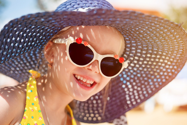 niedliches glückliches Baby-Mädchen mit Badeanzug, Sonnenbrille und Hut, Sommerferienkonzept - Foto, Bild