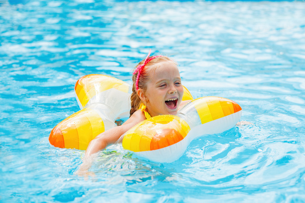 Happy child playing in swimming pool. Summer vacation concept. - Zdjęcie, obraz